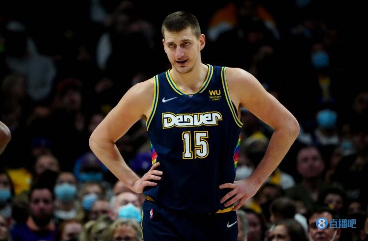 赛中的一个 赛中的一个