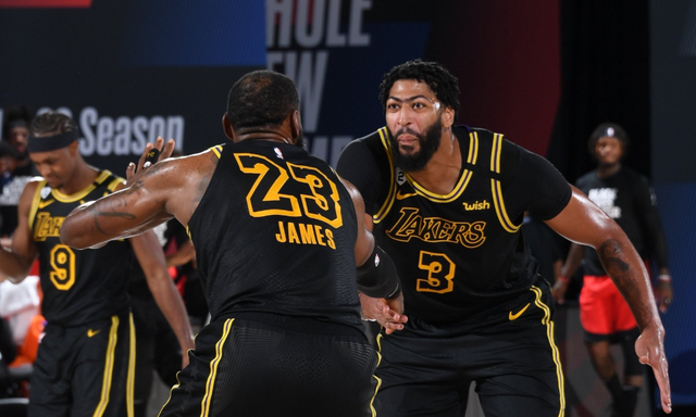 湖人则以明